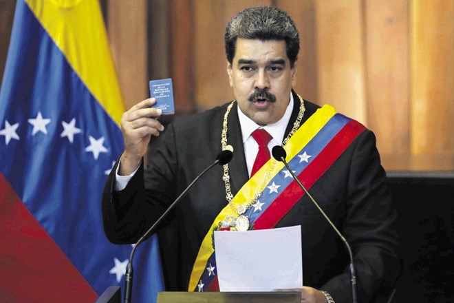 Nicolas Maduro je med govorom ob prisegi v rokah držal miniaturni izvod ustave. Opozicija trdi, da jo s svojim početjem na...