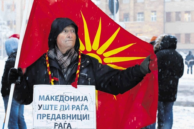 Tudi tokratno dogajanje v sobranju ni minilo brez protesta nasprotnikov preimenovanja Makedonije.