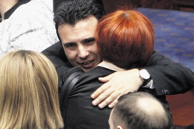 Današnje zmagoslavje  premierja Zorana Zaeva z objemi bo moralo dobiti potrditev še v grškem parlamentu.