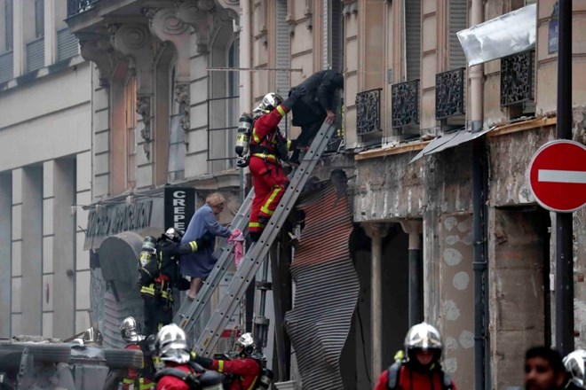 #foto V  požaru v pariški pekarni, ki je sledil eksploziji, umrla gasilca in španska turistka