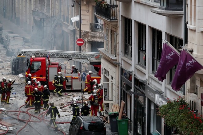 #foto V  požaru v pariški pekarni, ki je sledil eksploziji, umrla gasilca in španska turistka