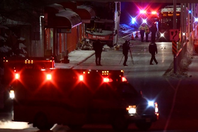 Trije mrtvi v trku kanadskega avtobusa v nadstrešnico