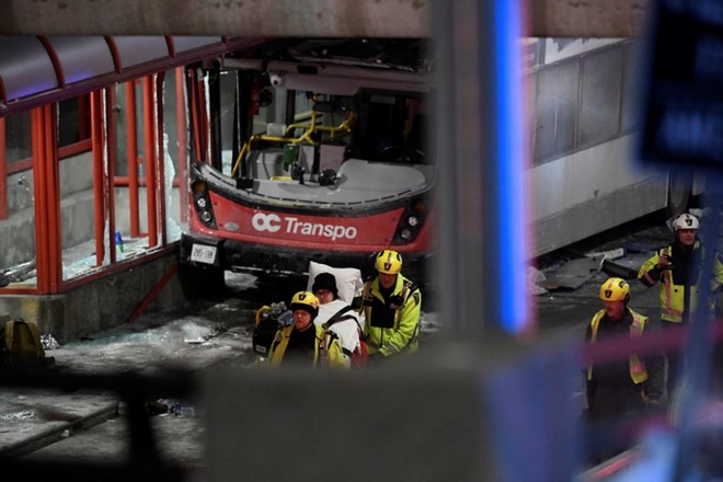 Trije mrtvi v trku kanadskega avtobusa v nadstrešnico