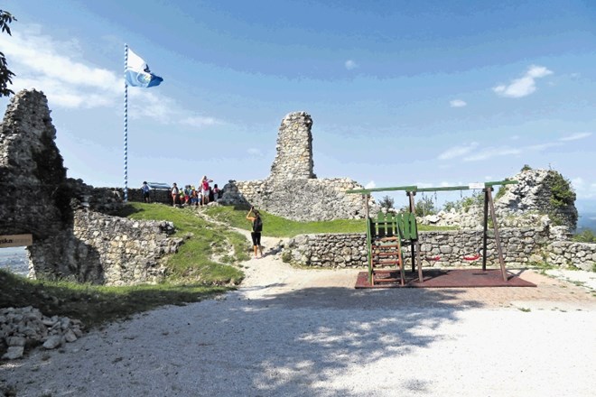 Stari grad nad Kamnikom je ena najbolj priljubljenih pohodniških točk.