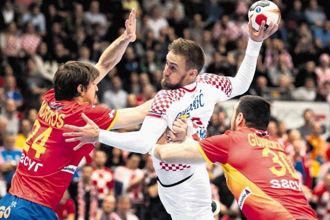 Hrvaški reprezentant Luka Cindrić (z žogo) in soigralci so včeraj premagali aktualne evropske prvake Špance.