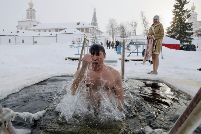 #foto Rusi praznik svetih treh kraljev obeležili s skokom v ledeno vodo