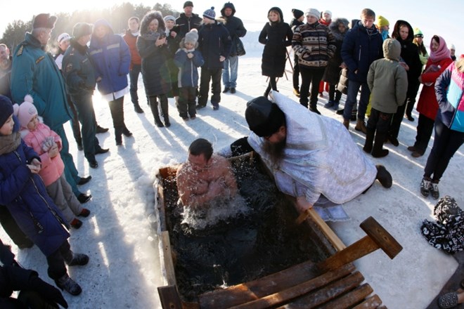 #foto Rusi praznik svetih treh kraljev obeležili s skokom v ledeno vodo