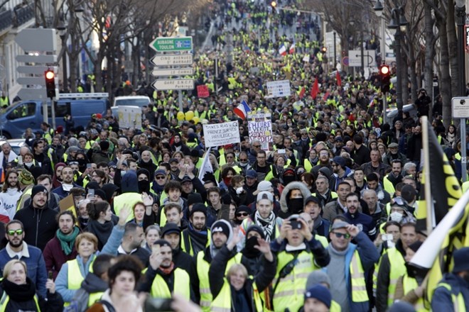 #foto Na francoskih ulicah znova rumeni jopiči
