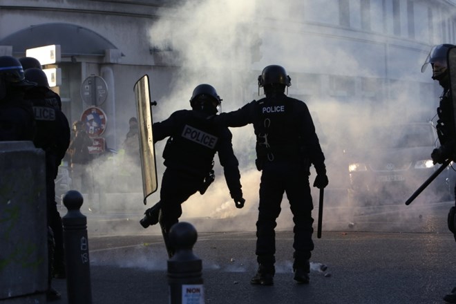 #foto Na francoskih ulicah znova rumeni jopiči