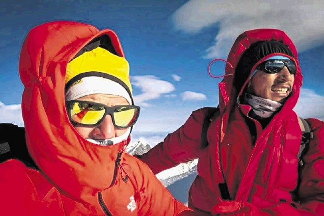 Simone Moro (levo) je s šerpo Pembo Geljejem za aklimatizacijo splezal na Mera Peak.