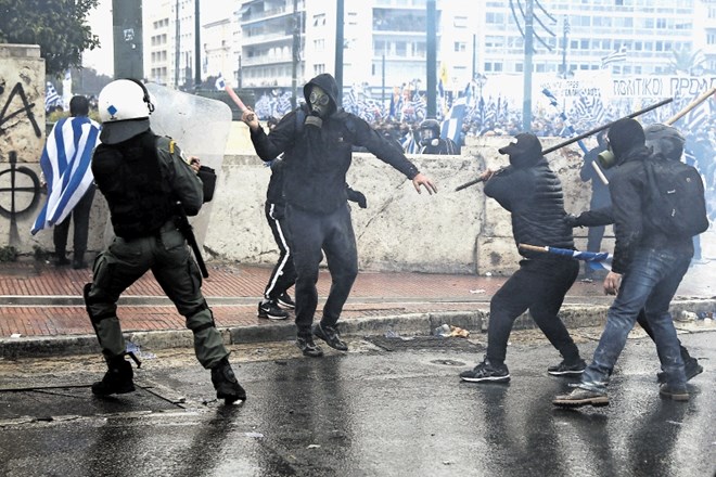 Na protestih proti sporazumu s Skopjem o novem državnem imenu Makedonije se je na trenutke v Atenah vnemala prava vojna med...