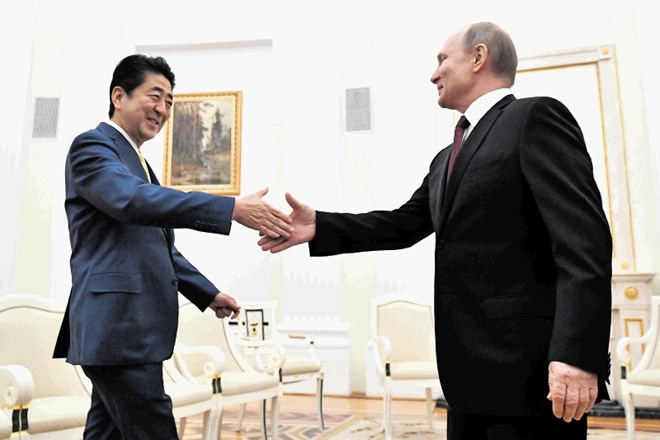 Vladimir Putin  in Šinzo Abe dejanskega premika pri kurilskem vprašanju kljub več napovedim še nista naredila.