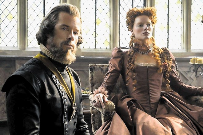 V vlogi lorda Williama Cecila vidimo igralca Guya Pearcea, poleg njega pa Margot Robbie kot angleško kraljico Elizabeto I.