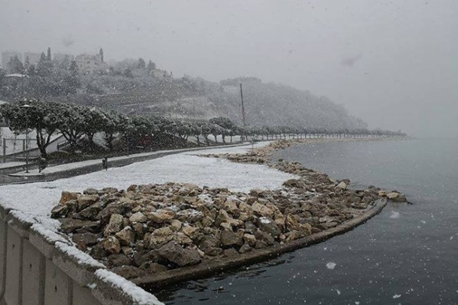 Sneg je pobelil Koper, Izolo in še nekatere kraje ob morju. Nazadnje je sneg obalo pobelil 22. februarja 2013.
