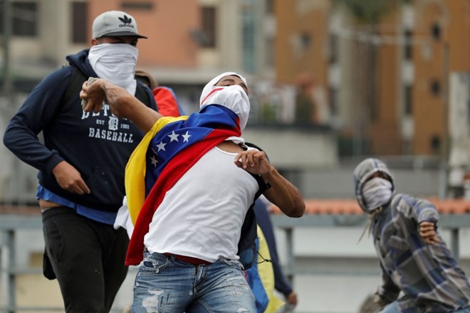 Spopadi med pripadniki in nasprotniki predsednika Madura so že zahtevali štiri žrtve.
