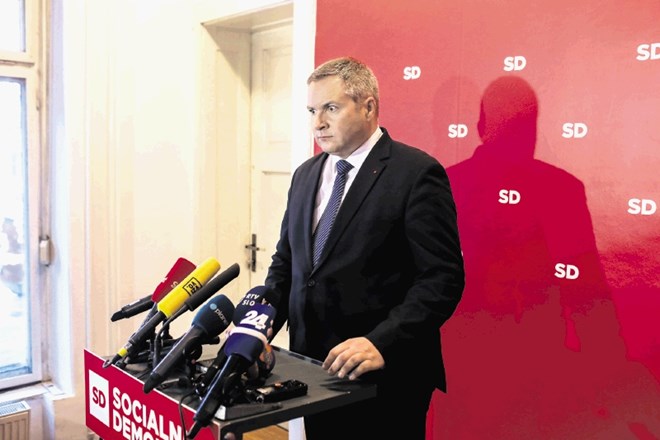 Dejan Židan, predsednik SD, meni, da bi jih minister Prešiček sicer moral dobiti po prstih, a bi zadoščal že opomin.