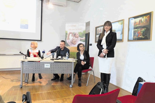 Strokovnjaki so pozitivne učinke zdravljenja ran z medicinskim kostanjevim medom predstavili v Slovenskem etnografskem...