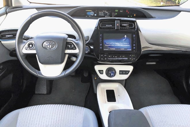Hyundai ioniq  in Toyota prius: Malo na elektriko, malo na bencin – to bo še dolgo  časa “in”