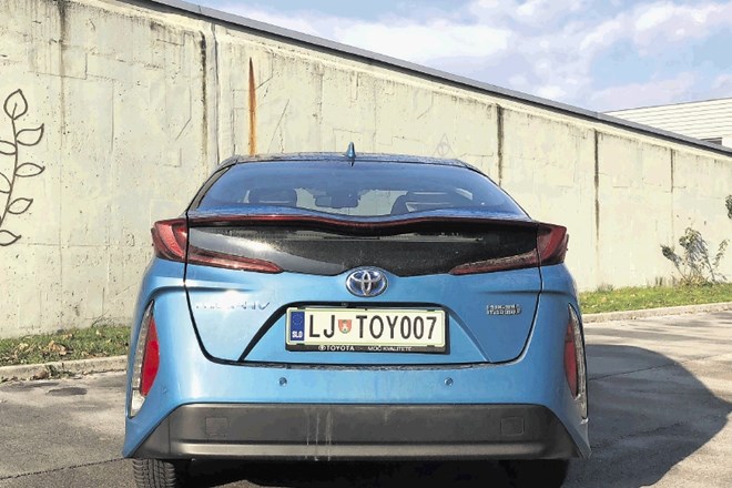 Hyundai ioniq  in Toyota prius: Malo na elektriko, malo na bencin – to bo še dolgo  časa “in”