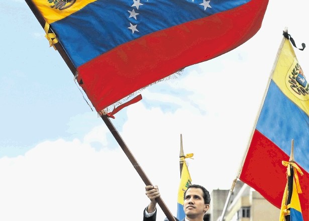 Kdo je in kdo bo voditelj Venezuele? Nicolas Maduro in Juan Guaido (na fotografiji) vihtita zastavo države. Vsak zase trdi,...