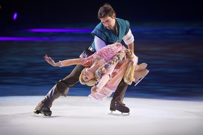 Sofie Roberg in Matvej Matvejev bosta v predstavi na ledu upodobila Zlatolasko in Flynna Fakina.