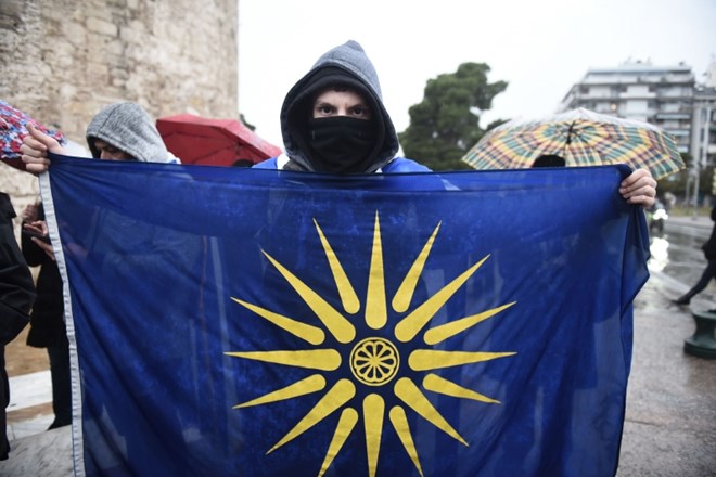 Nasprotnik prespanskega sporazuma  na protestu v Solunu drži zastavo z zvezdo iz Vergine, simbolom starodavnega grškega...