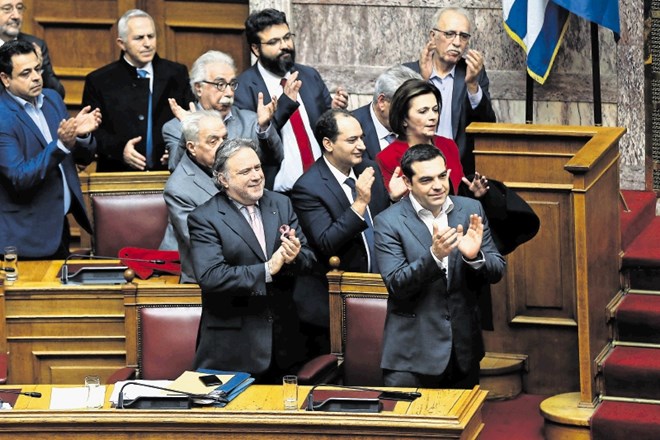 Grški premier Aleksis Cipras (na fotografiji spredaj desno) in člani njegove vlade niso mogli skriti navdušenja, ko je...