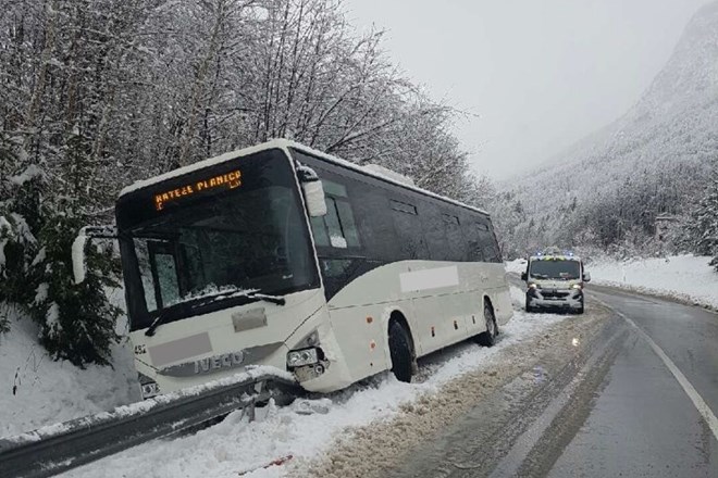 Na cesti Hrušica – Mojstrana bo zaradi nesreče za določen čas zaprta glavna cesta. V njej je bil udeležen samo avtobus z...
