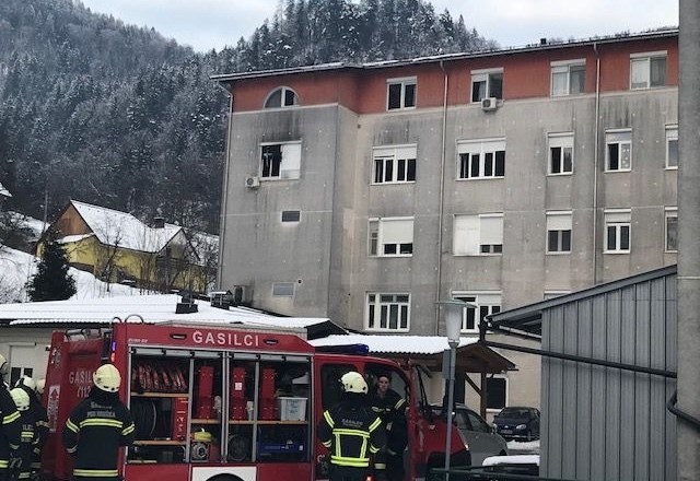 Gasilci so ogenj v sobi v tretjem nadstropju jeseniške bolnišnice, ki je terjal dve smrtni žrtvi, hitro pogasili, zaposleni...