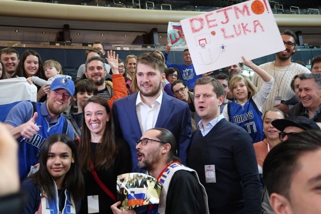 Luko Dončića je v New Yorku na tribunah dvorane Madison Square Garden spremljalo okoli sto slovenskih navijačev.