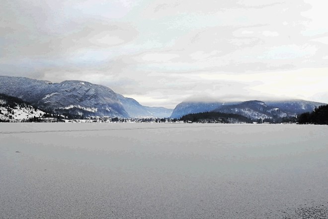 Bohinjsko jezero je prekrito z belo ledeno skorjo, ki pa naj bi kmalu podlegla odjugi.