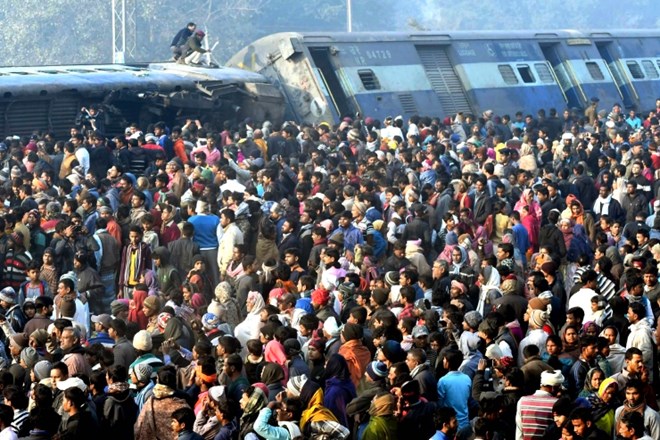 #foto V nesreči vlaka v Indiji umrlo več ljudi