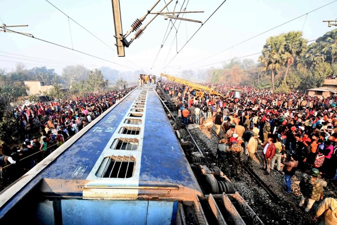 #foto V nesreči vlaka v Indiji umrlo več ljudi