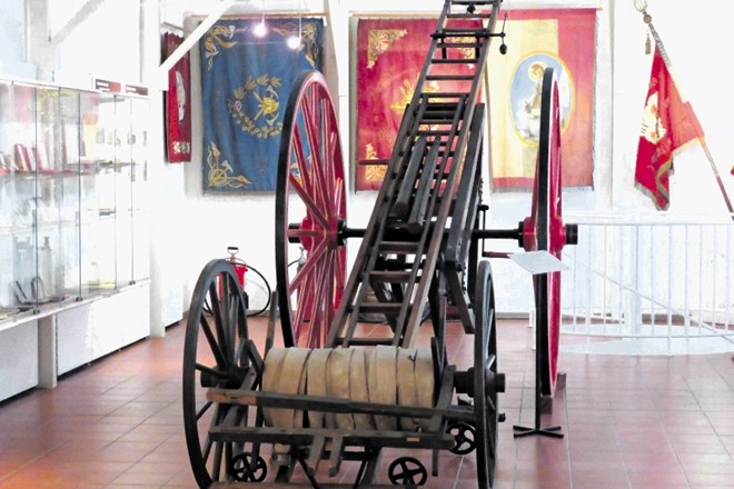 V muzeju je predstavljeno slovensko gasilstvo od začetkov  do danes, na ogled so številni predmeti, od prvih čelad, činov,...