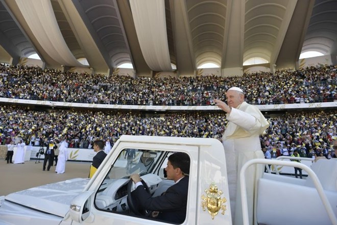 #foto Papež na zgodovinski maši v Abu Dabiju pozval k skromnosti in preprostosti