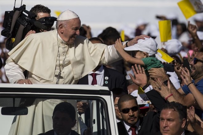 #foto Papež na zgodovinski maši v Abu Dabiju pozval k skromnosti in preprostosti
