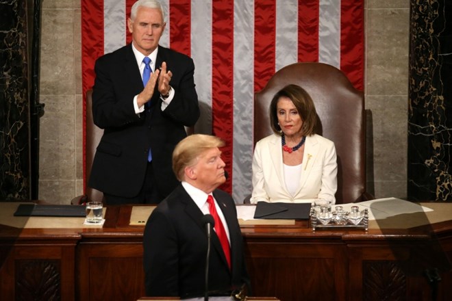Mike Pence je vstajal in ploska, Nancy Pelosi pa je ob govoru Donalda Trumpa zavijala z očmi.