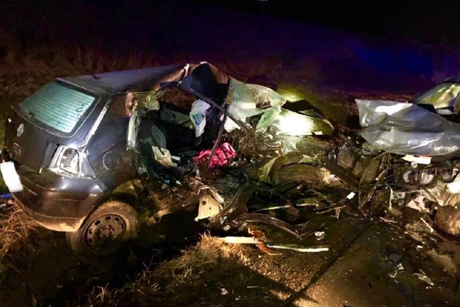 #foto V nesreči umrla 19-letna voznica, 23-letnica hudo poškodovana