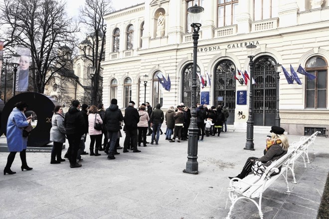 Množica brezplačnih kulturnih prireditev je pritegnila številne obiskovalce: tudi pred Narodno galerijo v Ljubljani se je...