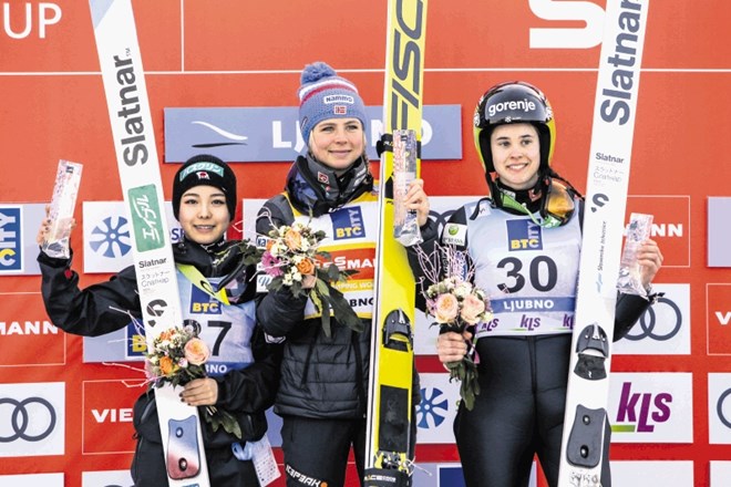 Slovenka Urša Bogataj (desno) je prvič stala na odru za zmagovalke, na katerem sta Norvežanka Maren Lundby (v sredini),...