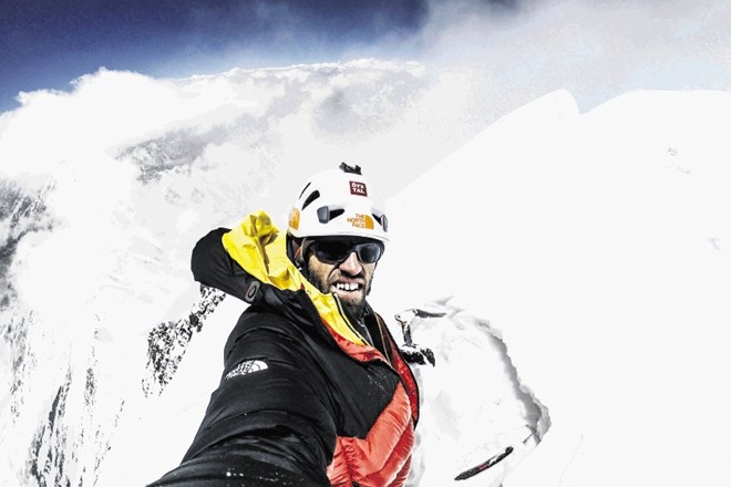 Hansjörg Auer, vrhunski avstrijski alpinist, pod snežno opastjo na vrhu Lupghar Sar West