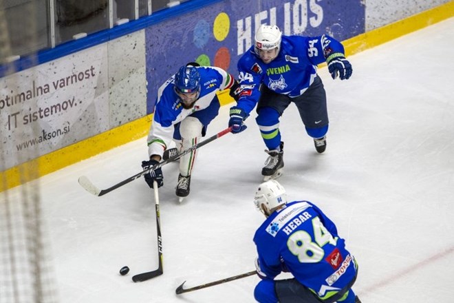 Slovenski hokejisti so na turnirju na Bledu dosegli osem zadetkov, prejeli pa so jih pet.
