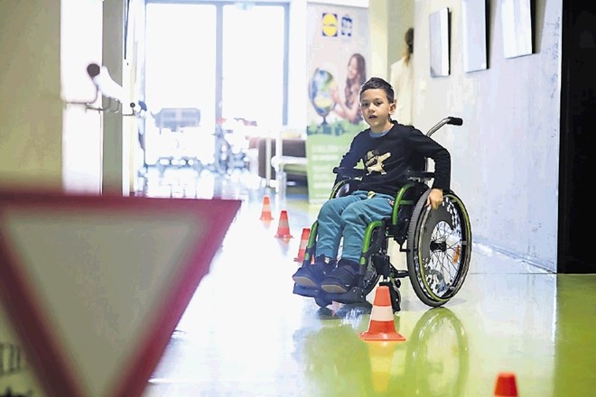 Aljaž med preizkusom na poligonu za invalidske vozičke