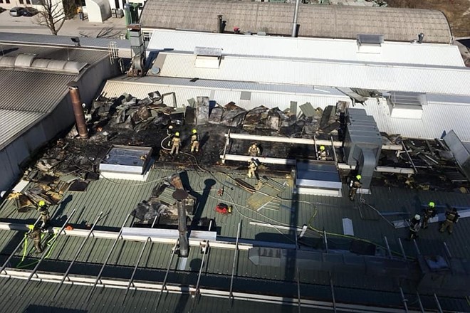 #foto 50 gasilcev v boju s tlečo izolacijo na strehi livarne