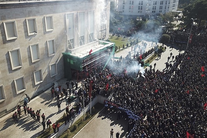 #foto Policija nad nasilne protestnike v Tirani s solzivcem in vodnim topom