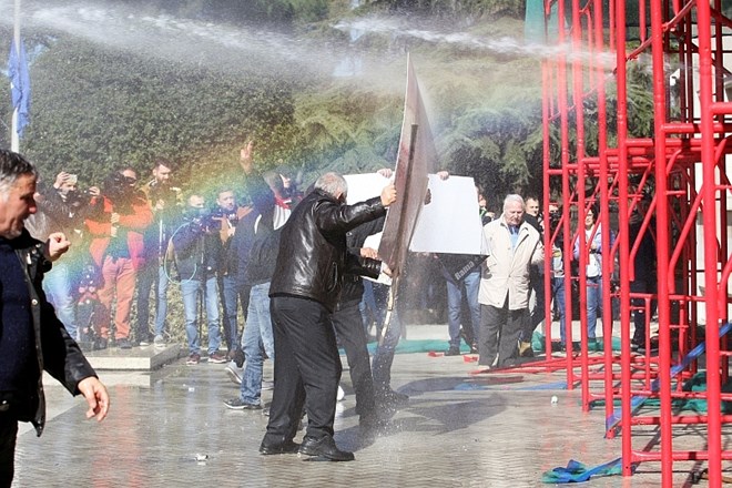#foto Policija nad nasilne protestnike v Tirani s solzivcem in vodnim topom