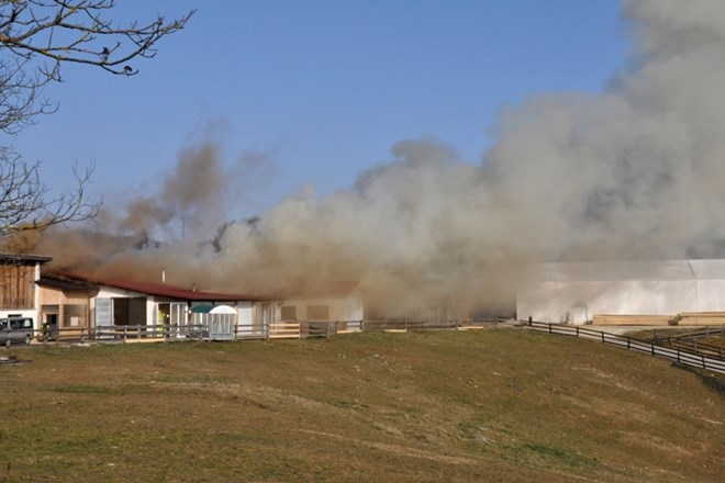 #foto Na požarišču na Sevnem  gasijo še posamezna žarišča in pregledujejo streho