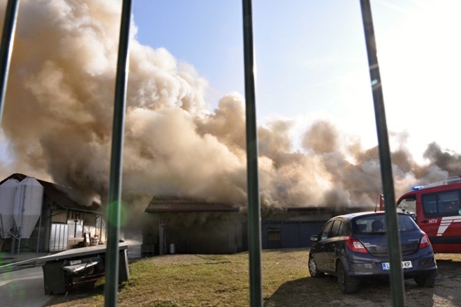 #foto Na požarišču na Sevnem  gasijo še posamezna žarišča in pregledujejo streho