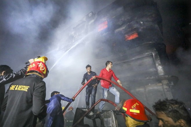 V požaru v stavbi v Daki več deset mrtvih in ranjenih 