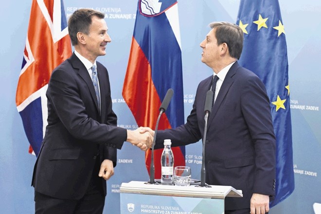 Zunanja ministra Velike Britanije in Slovenije Jeremy Hunt in Miro Cerar se nista strinjala glede vnovičnega odpiranja...